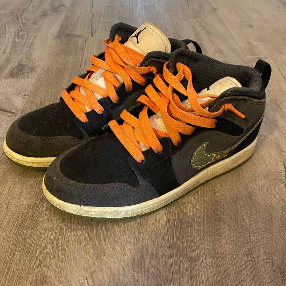 Boys size 3y Jordan’s